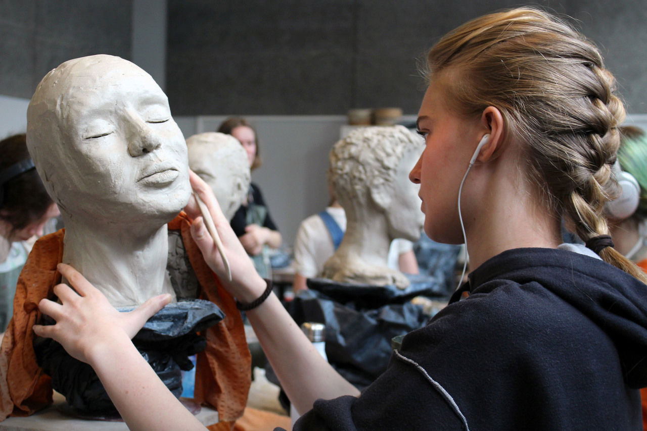 Elev lager skulptur av et hode
