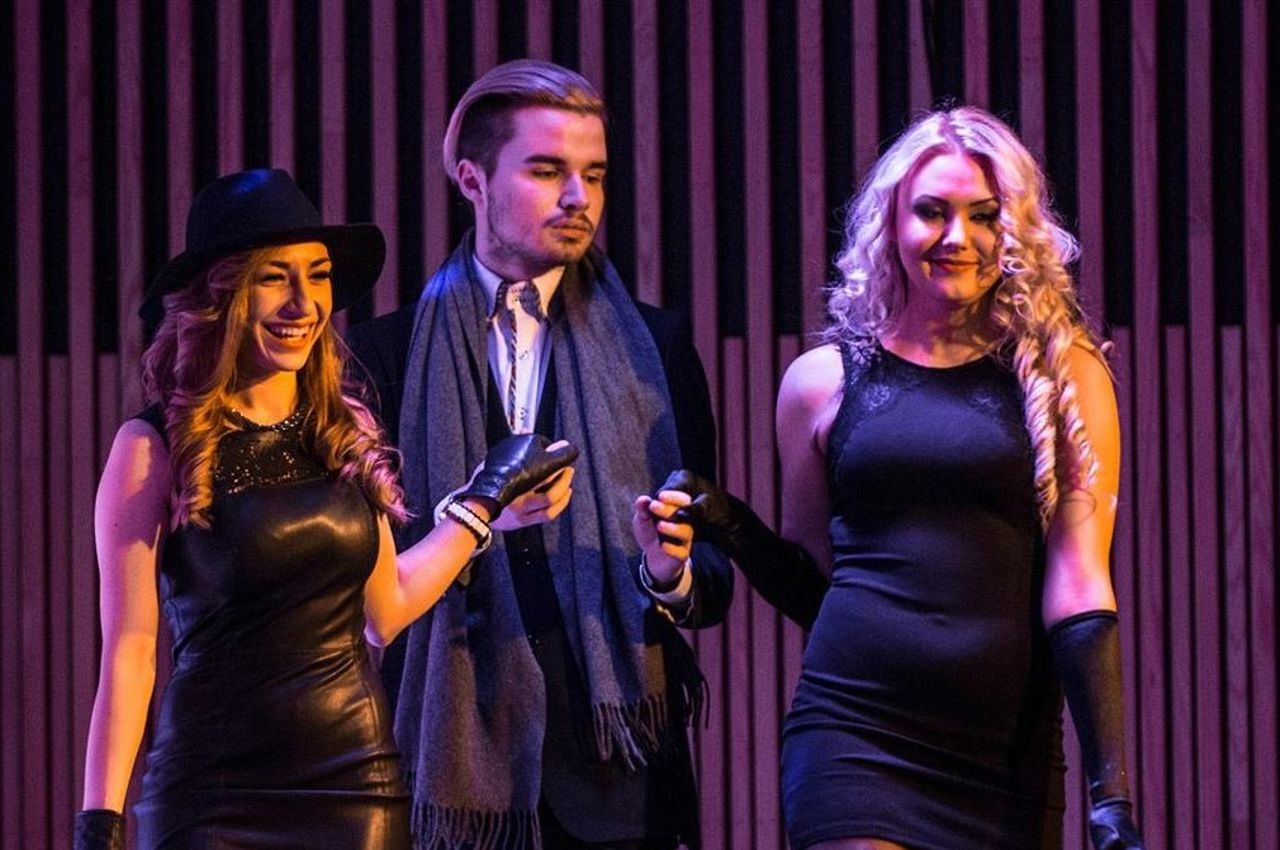 Tre elever på catwalken under moteshow