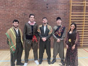 Fem elever i folkedrakt fra forskjellige land