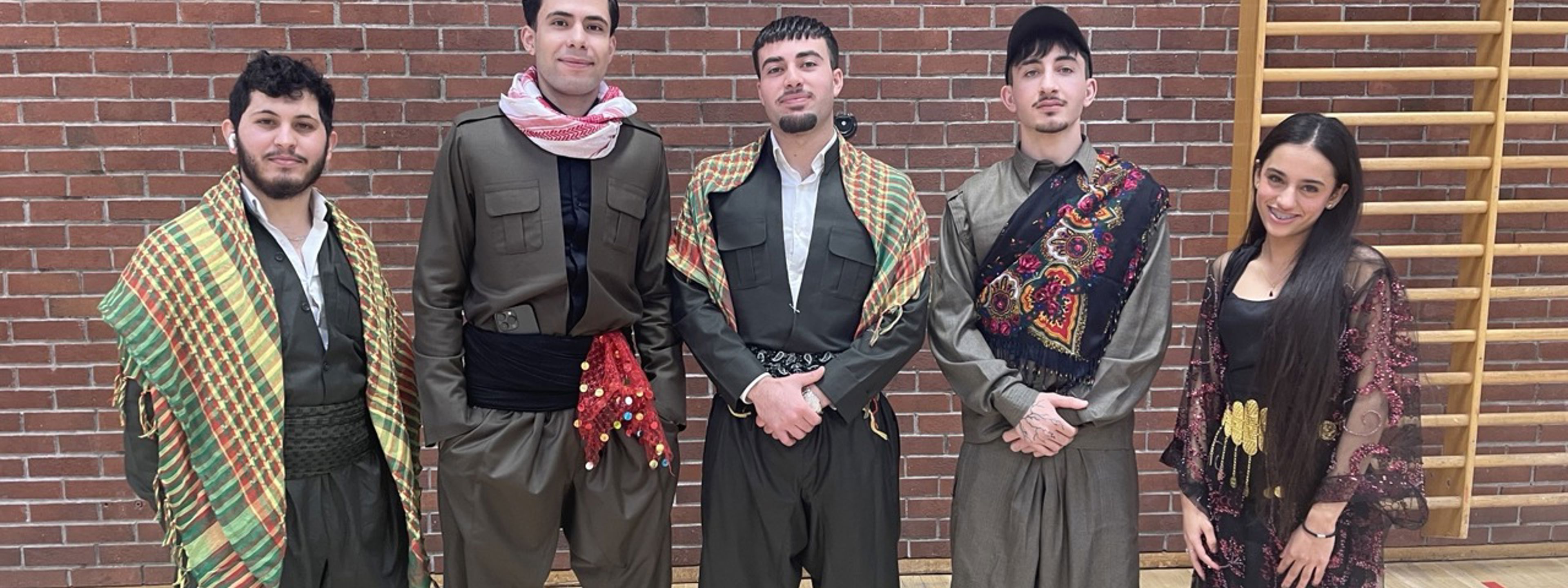 Fem elever i folkedrakt fra forskjellige land