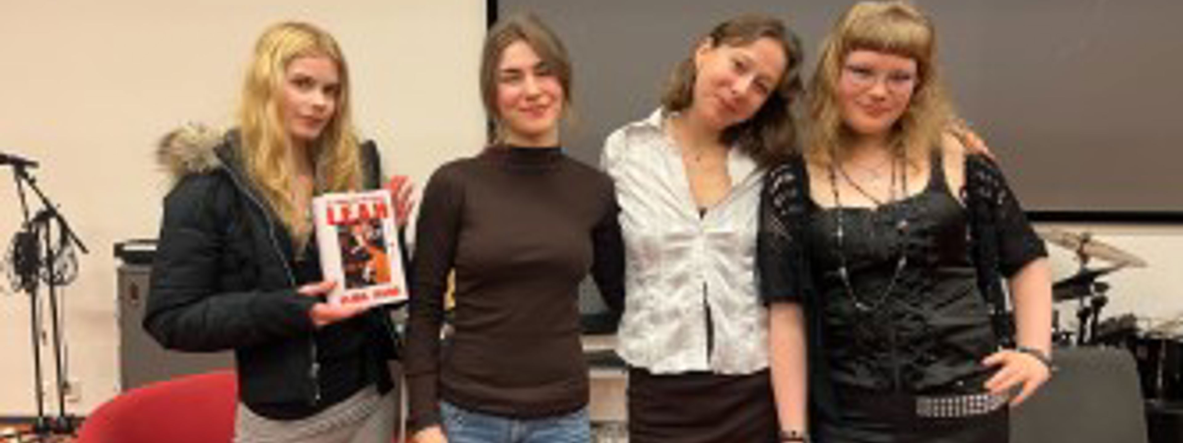 Fire personer poserer sammen