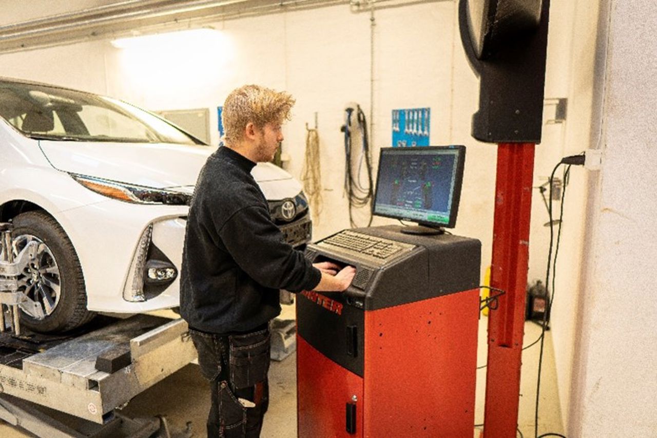 Elev ved dataterminal på verksted