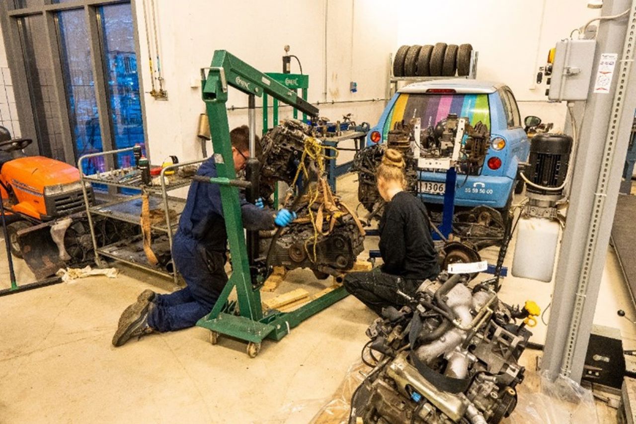 To elevar med en motor som heng i løftekran