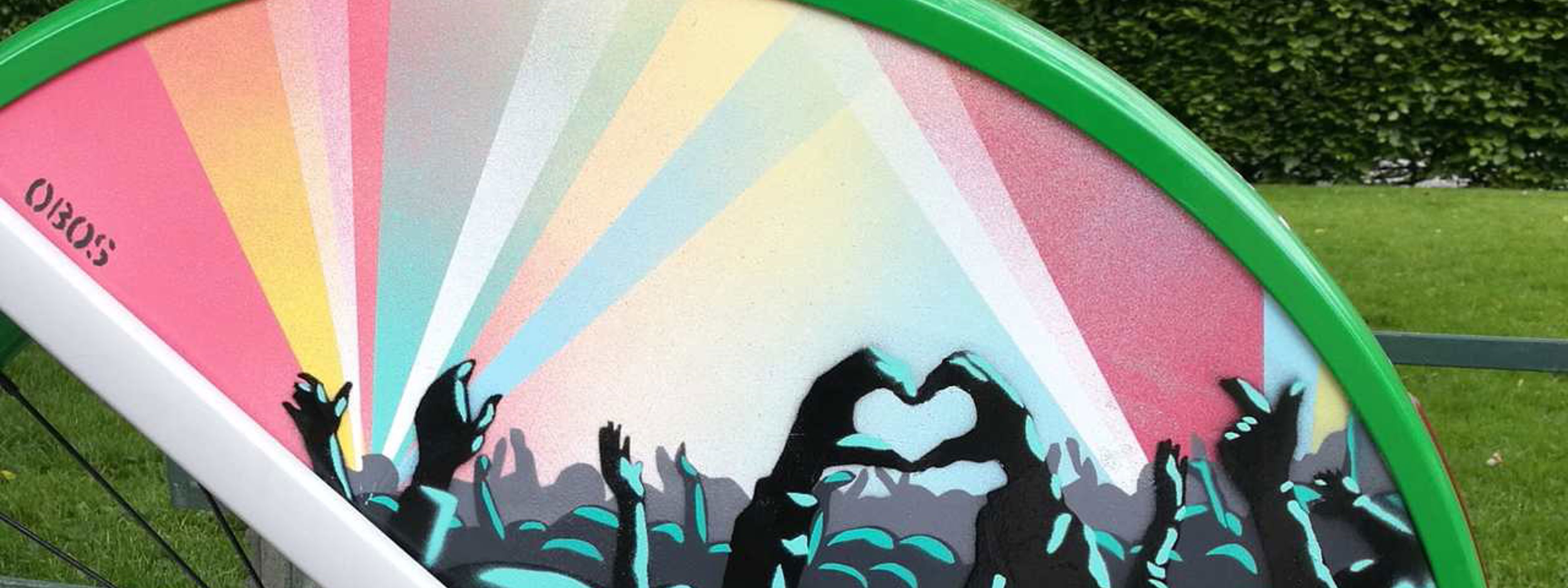 Detaljfoto av sprayet bilde på sykkel: Publikum på konsert.