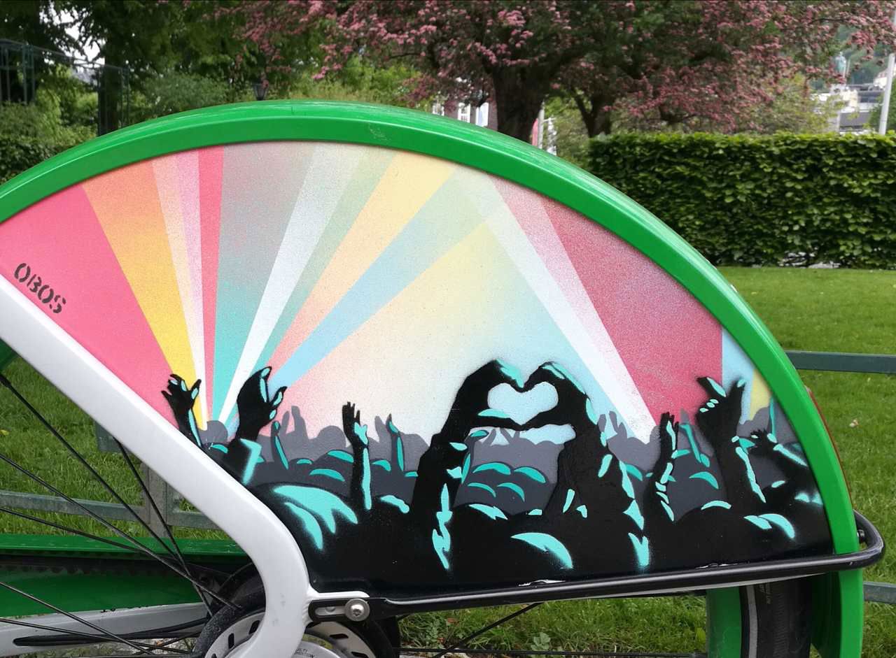 Detaljfoto av sprayet bilde på sykkel: Publikum på konsert.