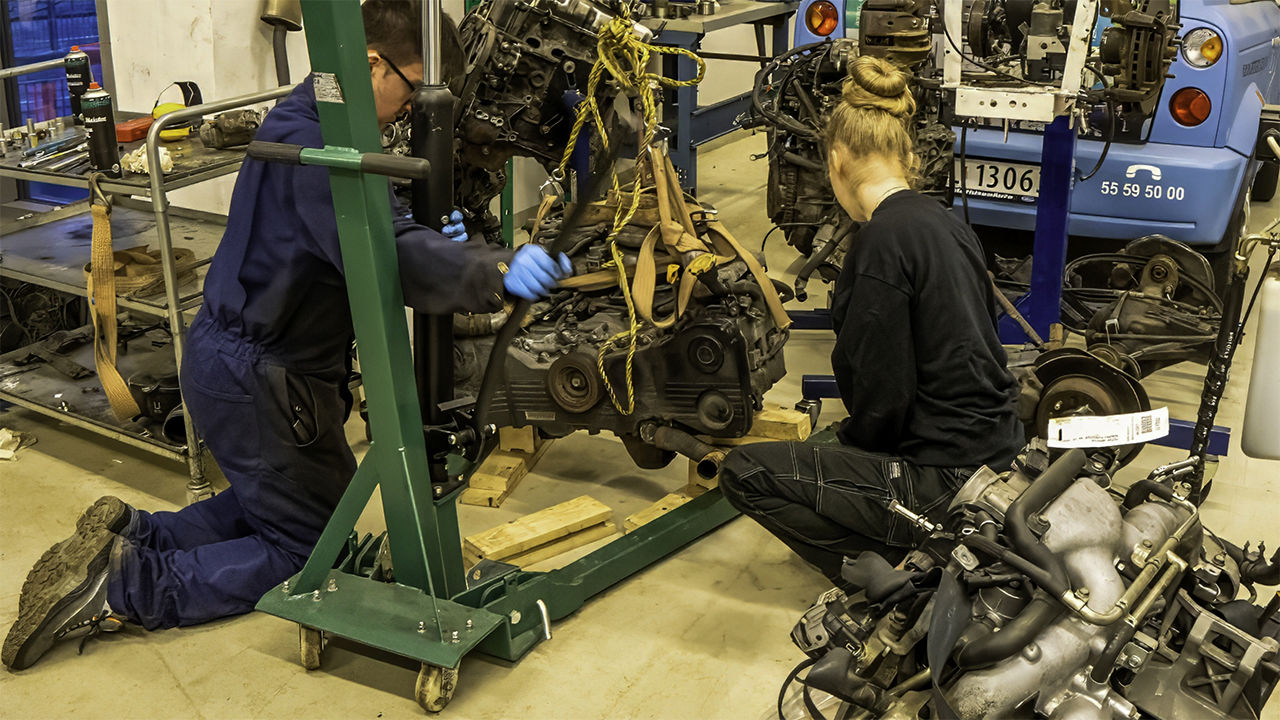 To elevar med en motor som heng i løftekran