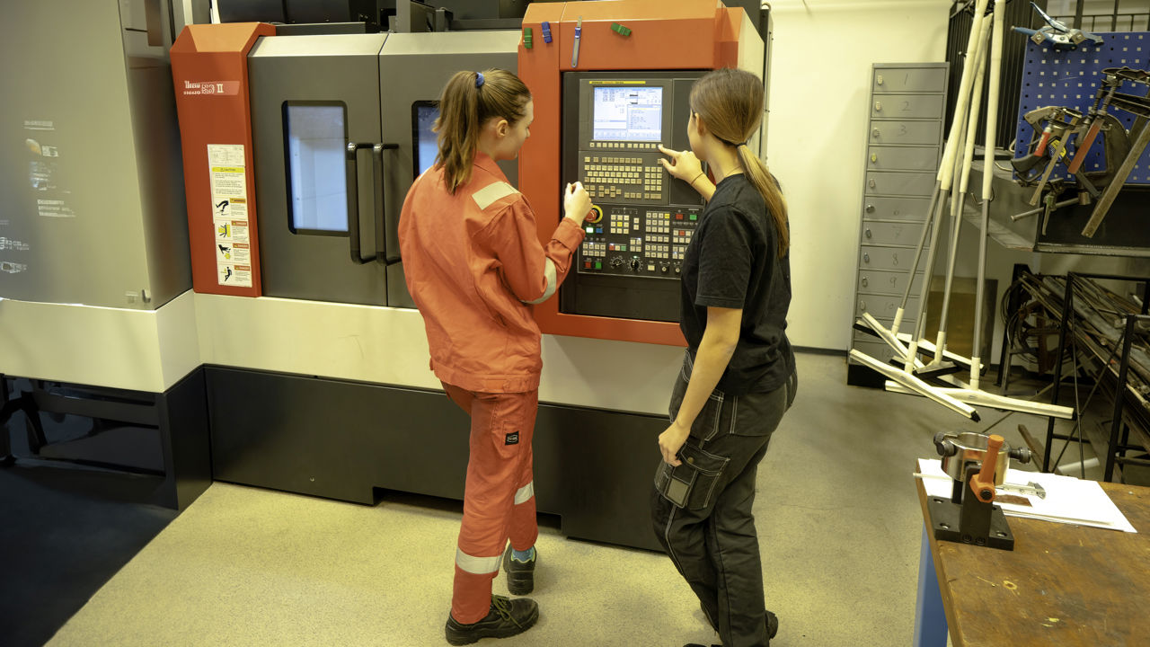 To elevar ved en CNC-maskin
