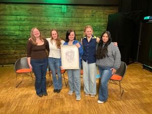 Fem ungdommer holder en plakett