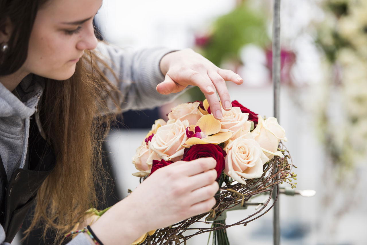 Elev i arbeid med blomsterdekorasjon