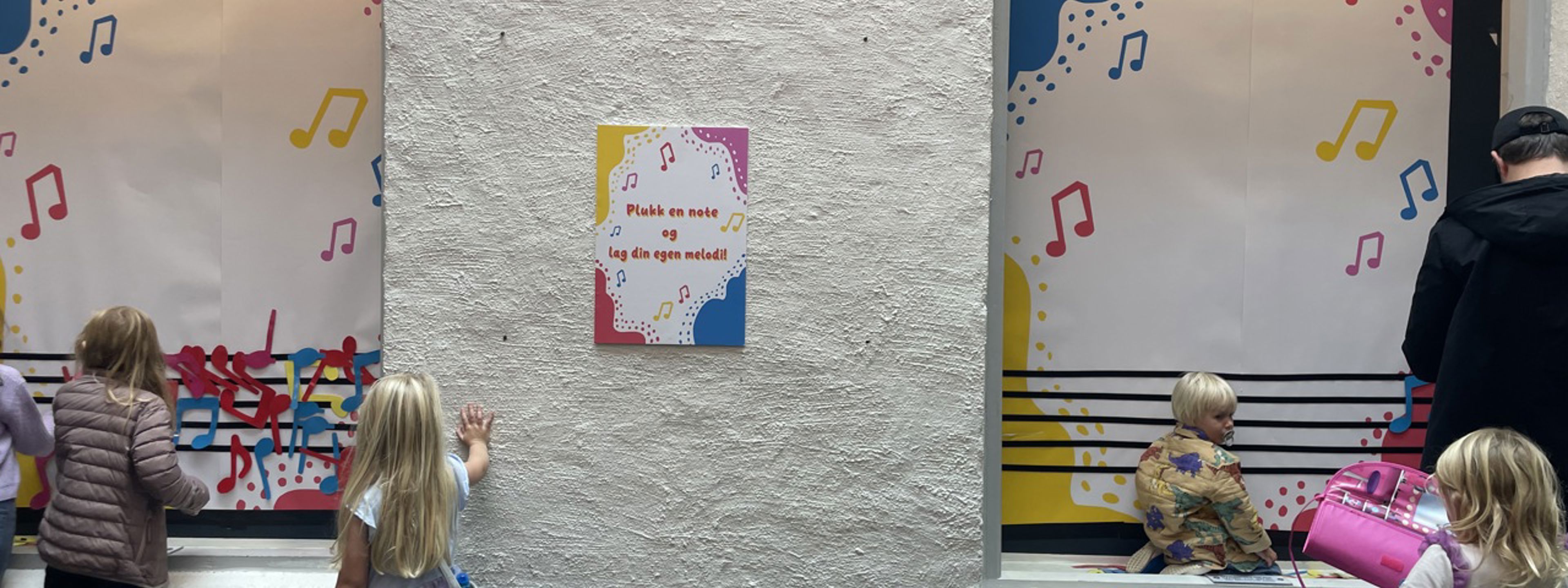 Barn samlet ved bord med kunst og håndverksaktiviteter