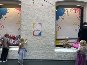Barn samlet ved bord med kunst og håndverksaktiviteter