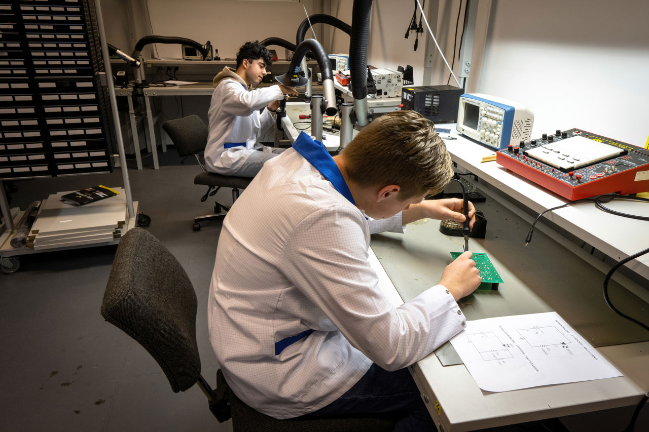To elever i arbeid med elektronikk