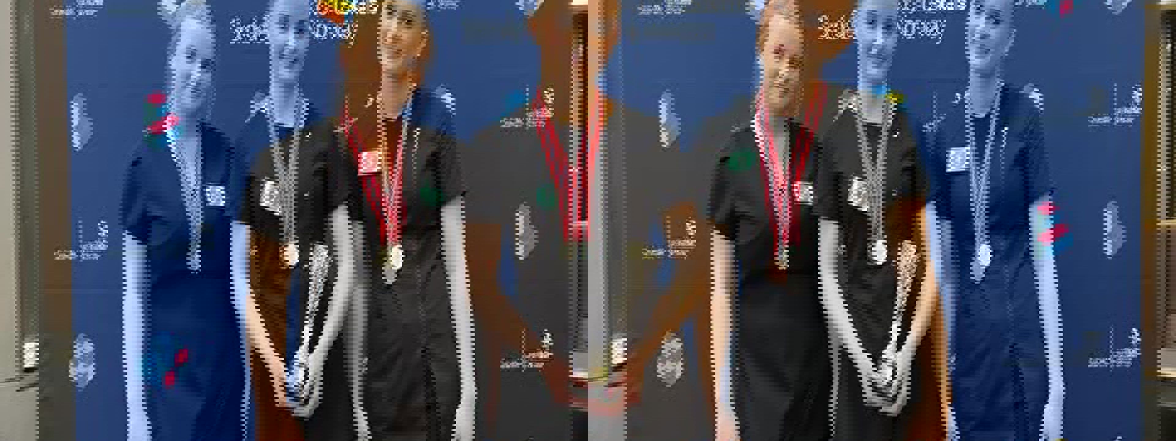Tre ungdommer med medaljer på en scene