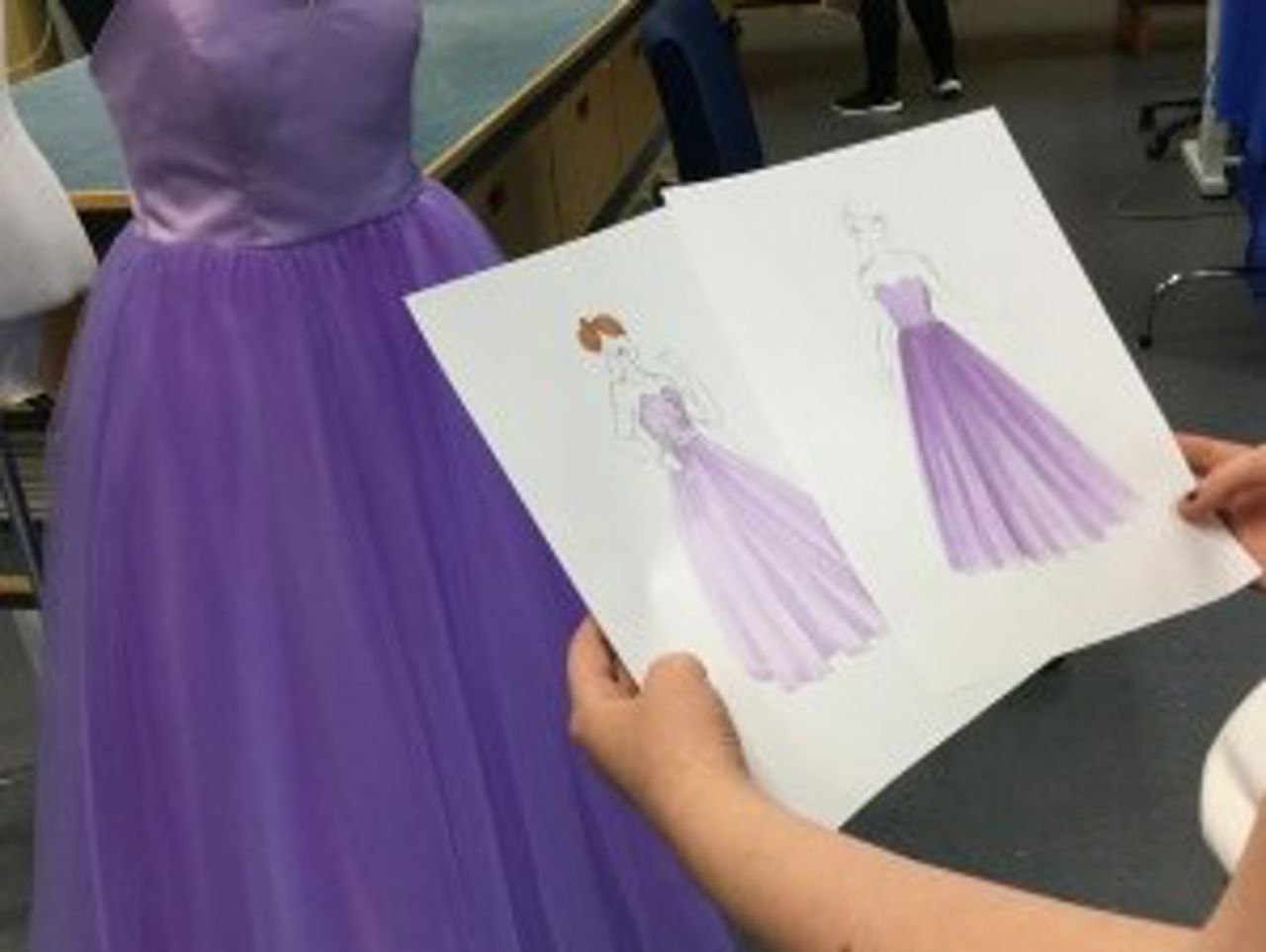 Elev samanliknar skisse og kjole
